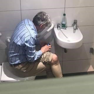 国际象棋大师比赛休息时在厕所用手机作弊，被禁赛