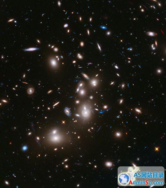 哈勃望远镜拍到130亿年前弱暗星系团