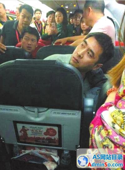 中国乘客大闹亚航航班 航空公司暂不起诉4人