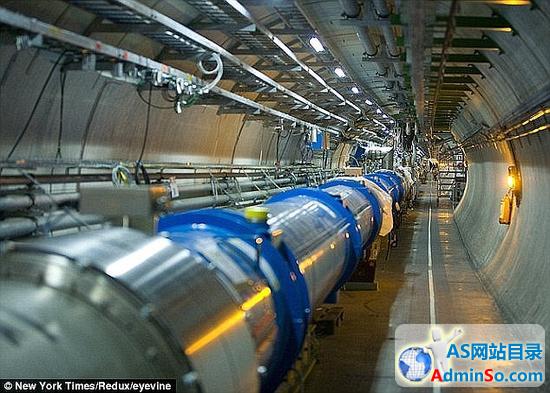 莫妮卡・邓福德博士一直在瑞士的欧洲核子研究中心从事研究工作，直到2013年。他直接参与了2012年希格斯玻色子的探测项目。欧洲核子中心的大型强子对撞机(图中显示部分)埋在法国与瑞士边界一个长度为27公里的地下管道中，位于侏罗山脉脚下。