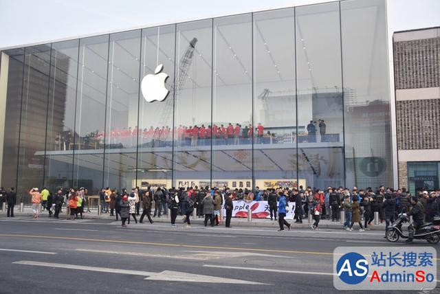 苹果杭州店开业 疯狂果粉提早两天排队