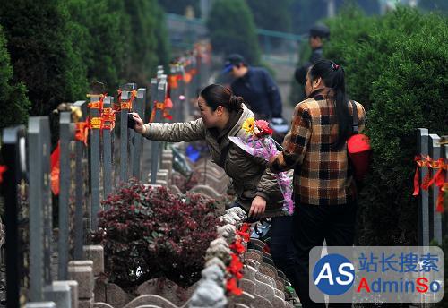 资料图片：每年清明祭祖扫墓是中国人的传统习俗。图片来源于网络