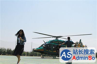 昨日,一名受邀先行体验的媒体人从Bell-429直升机上走下。 新京报记者 何光 摄