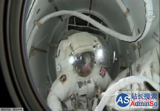 宇航员太空替换变压器：不料头盔渗水……