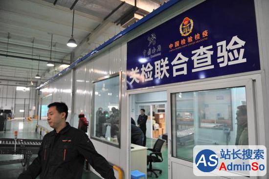 2015年12月21日，山东省济南市，进口电商产品、邮件正在经过海关人员和检验检疫人员的检查。 视觉中国 图