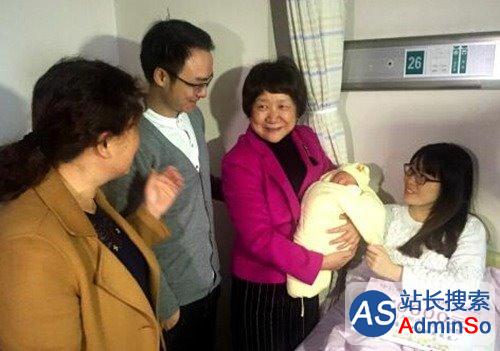 中国首例试管婴儿升级当爹：妻子生健康女婴