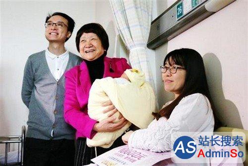 中国首例试管婴儿升级当爹：妻子生健康女婴