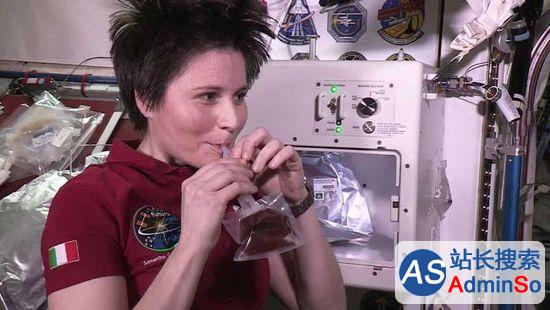 宇航员在太空里如何享受一杯咖啡？