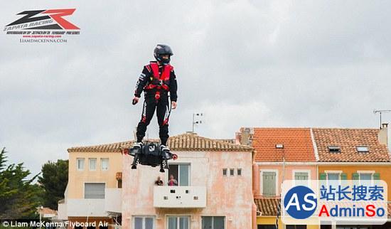 法国男子乘坐悬浮滑板飞行2250米 打破世界纪录