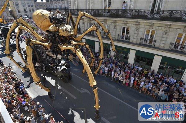 法国巨型机械蜘蛛亮相街头：科幻电影既视感