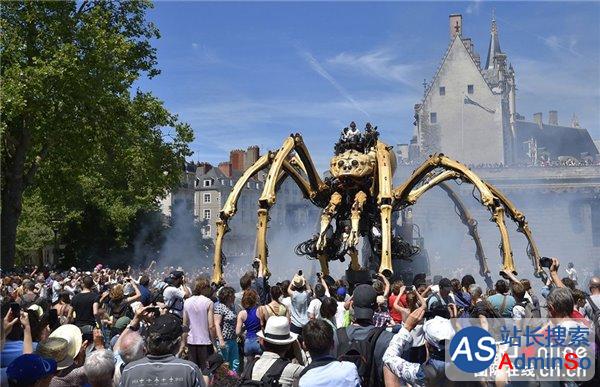 法国巨型机械蜘蛛亮相街头：科幻电影既视感