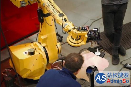 法国制造全球首台纹身机器人：形如猛虎，细绣蔷薇