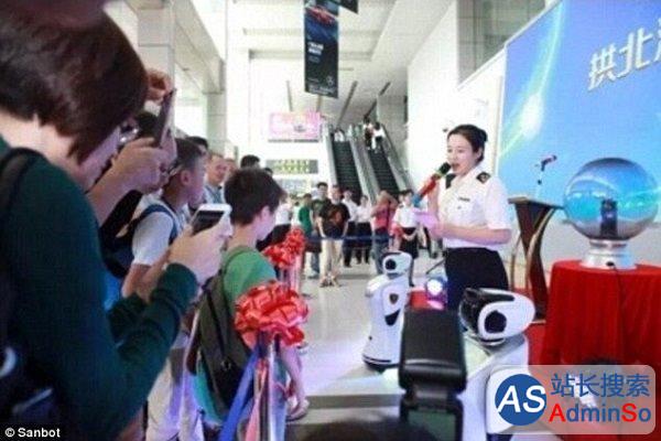 中国制造机场机器人Sanbot：会28种语言，可识别罪犯