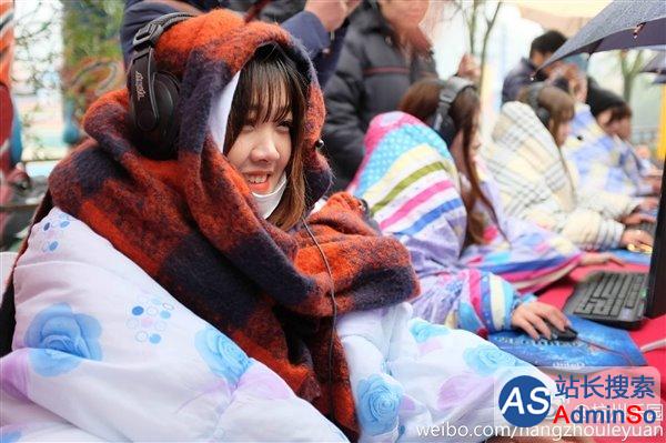 杭州“美景”：数十名女大学生露天裹棉被打电竞