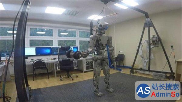 俄罗斯推出超级人形机器人，能自己开车上路