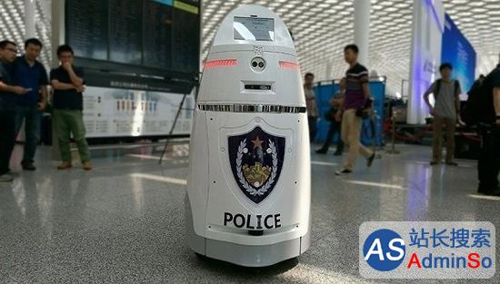 安保机器人现身深圳机场：配备电击枪，一个可抵三民警